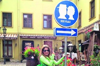 Во Львове устанавливают дорожные знаки "Место для поцелуев" (ФОТО) Во Львове устанавливают дорожные знаки "Место для поцелуев" (ФОТО)