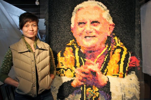Папу Бенедикта XVI «сложили» из 17 тыс. презервативов (ФОТО)