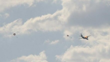 Появилось видео, как пилоты с риском для жизни отводят подбитый террористами Ан-26 от города (ВИДЕО)