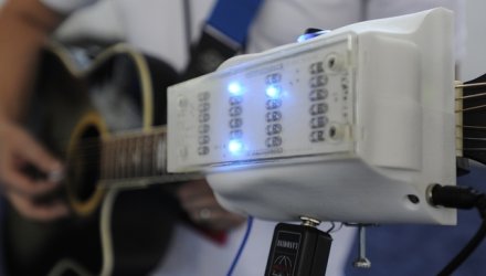 Ученые создали специальное устройство, которое поможет виртуозно играть на гитаре