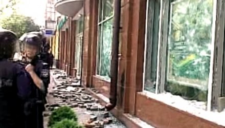 В центре Киева толпа людей разгромила офис "Сбербанка России"